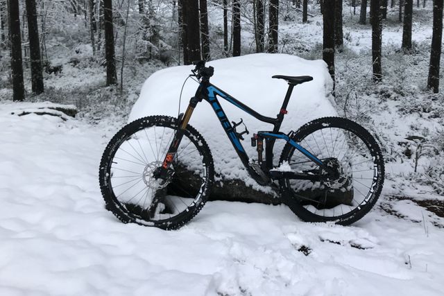 Cube-maastopyörä talvella metsässä